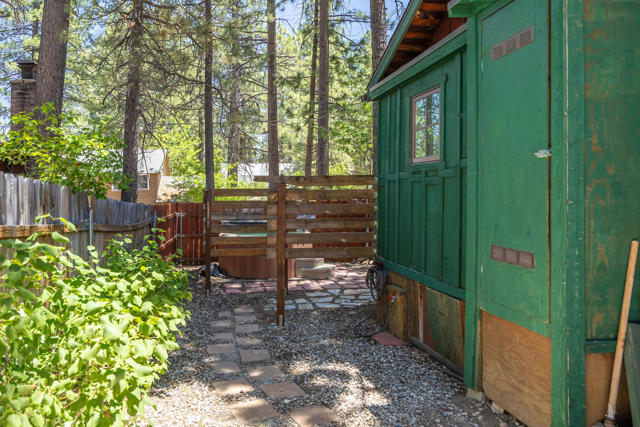 40114 Esterly Lane, Big Bear CA: https://media.crmls.org/mediaz/5e3f31aa-eadf-442e-8fd9-9352eeae00b1.jpg