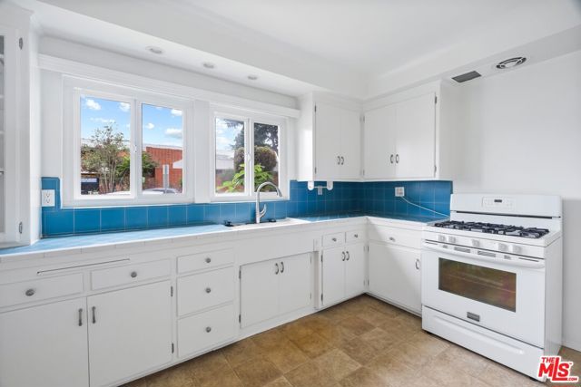 9620 Braddock Drive, Culver City CA: https://media.crmls.org/mediaz/5e40075e-15ff-4aee-bcc6-0f10654e5361.jpg