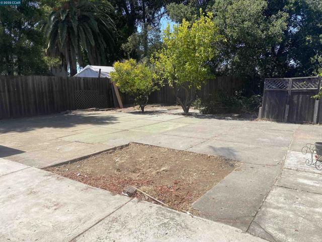 2221 80Th Ave, Oakland CA: https://media.crmls.org/mediaz/5e402013-0e26-4681-ade0-94e290954c8f.jpg