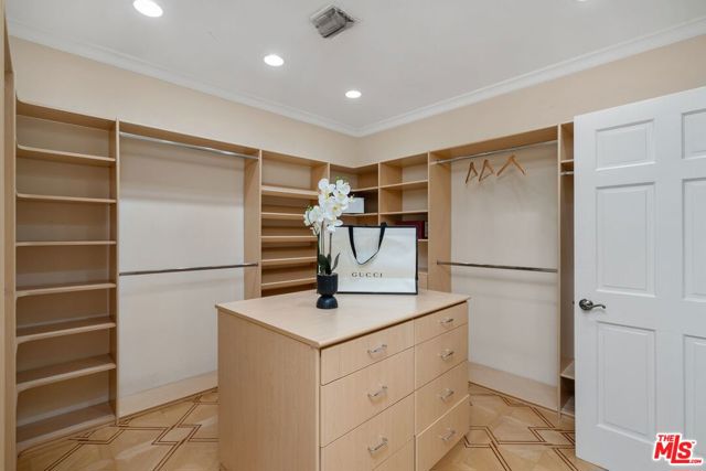 16980 Escalon Drive, Encino CA: https://media.crmls.org/mediaz/5e413ddc-631d-4b35-87d7-5e8b6460dc12.jpg