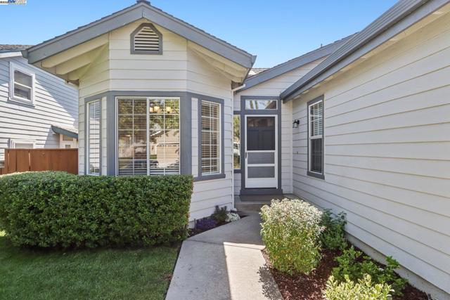 974 Clinton Pl, Pleasanton CA: https://media.crmls.org/mediaz/5e4156f4-a1e7-4b5b-a4a8-f80d13e1ee8f.jpg