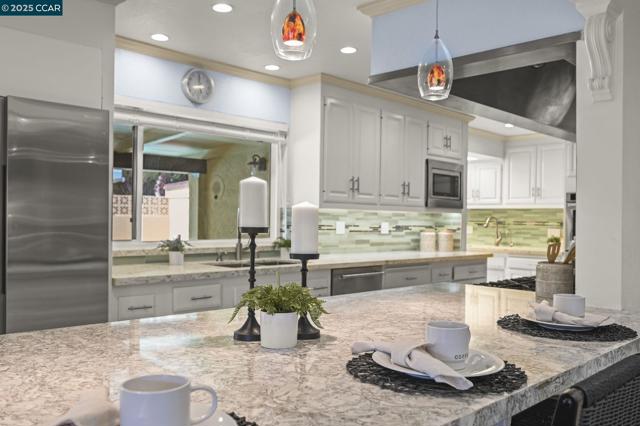 3698 De Rosa Ct, Concord CA: https://media.crmls.org/mediaz/5e419ce8-77d3-4573-b95d-d0c1b0a11ccd.jpg