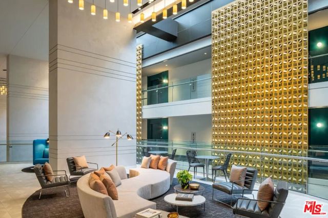 400 S Broadway, Los Angeles CA: https://media.crmls.org/mediaz/5e424c00-2657-4514-8904-f5bfdecf1f8a.jpg