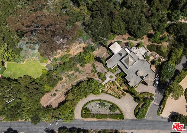2899 Hidden Valley Lane, Montecito CA: https://media.crmls.org/mediaz/5e429aff-4554-4999-93df-51c15e6630b3.jpg