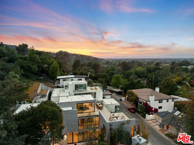 3670 Buena Park Drive, Studio City CA: https://media.crmls.org/mediaz/5e42a217-a0c0-45a2-a45d-0c4c52e13868.jpg