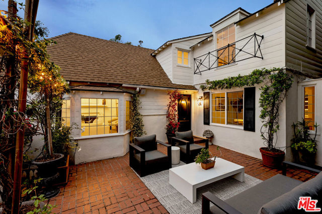 6475 San Marco Circle, Los Angeles CA: https://media.crmls.org/mediaz/5e432037-68ea-424a-bdc2-404e9911481d.jpg