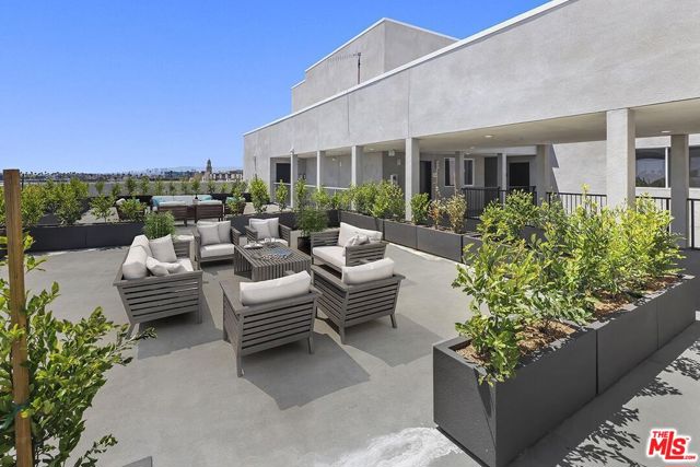 2783 Francis Avenue, Los Angeles CA: https://media.crmls.org/mediaz/5e433e9c-a097-4a34-9e58-b7c4d758904d.jpg