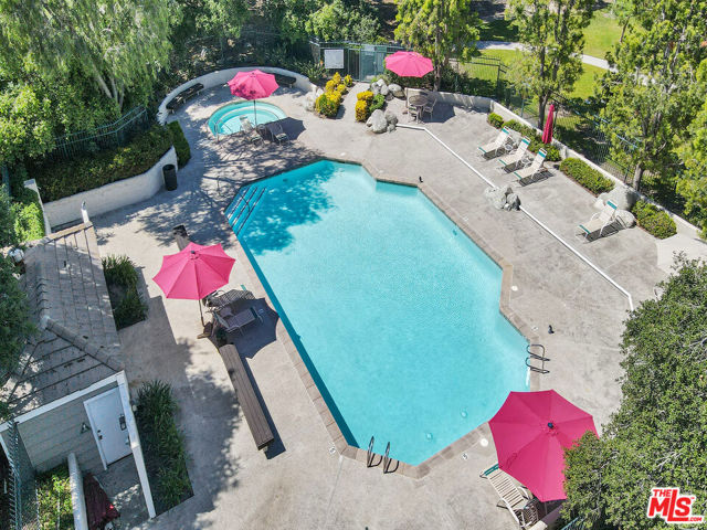 24 Green Brier Circle, Coto de Caza CA: https://media.crmls.org/mediaz/5e43dadb-56ae-4eec-aff7-0596c200187b.jpg