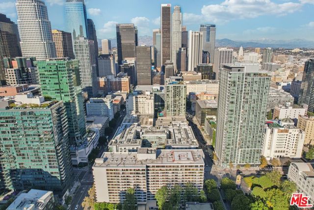 645 W 9th Street, Los Angeles CA: https://media.crmls.org/mediaz/5e44a6e6-23d0-4b37-b590-4f53c3ffb5e5.jpg