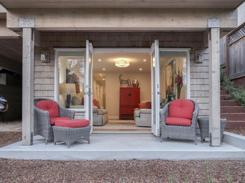https://media.crmls.org/mediaz/5e4588fd-216c-4a7e-a48c-13f0850dbe9e.jpg?preset=X-Large