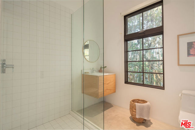 509 Santa Clara Avenue, Venice CA: https://media.crmls.org/mediaz/5e45c28e-3ef9-46ae-8819-9e690ab90234.jpg