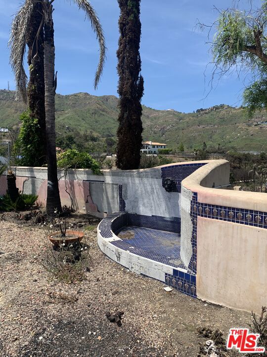 23309 W Paloma Blanca Drive, Malibu CA: https://media.crmls.org/mediaz/5e45f256-5ca4-4fa7-9ff1-0ea250be3df5.jpg