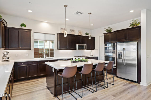 1521 Thorpe Trail, Oxnard CA: https://media.crmls.org/mediaz/5e480112-7d72-4385-8d6d-2cb942eceb5f.jpg