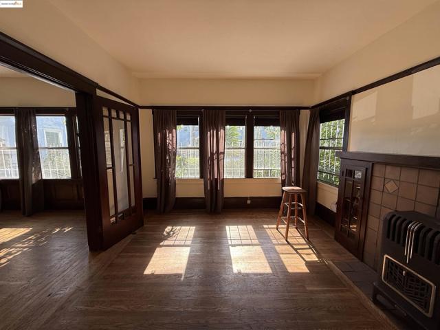 3999 Clarke, Oakland CA: https://media.crmls.org/mediaz/5e486872-754e-47bf-857c-c7a38c090f2f.jpg