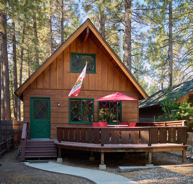 736 E Meadow Lane, Big Bear CA: https://media.crmls.org/mediaz/5e4912aa-8e3e-409e-b4ce-4d20dde5ae84.jpg