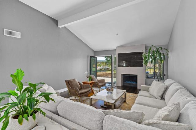 Detail Gallery Image 8 of 48 For 1922 Spyglass Cir, Vista,  CA 92081 - 4 Beds | 2/1 Baths