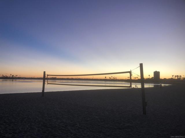 4135 Fanuel St, Pacific Beach (San Diego) CA: https://media.crmls.org/mediaz/5e4a8e52-a32b-4a13-8bfb-0b26127e315c.jpg