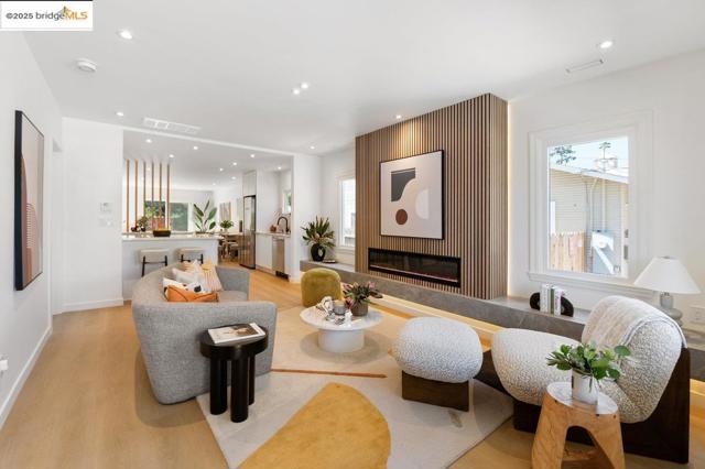 528 Ruby St, Redwood City CA: https://media.crmls.org/mediaz/5e4bb2a4-6e14-480d-a406-57a0f4dc6ddd.jpg