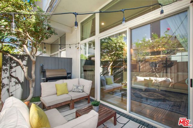 5326 Fairview Boulevard, Los Angeles CA: https://media.crmls.org/mediaz/5e4bb457-20e9-4eb7-890d-0125b0fcbb93.jpg