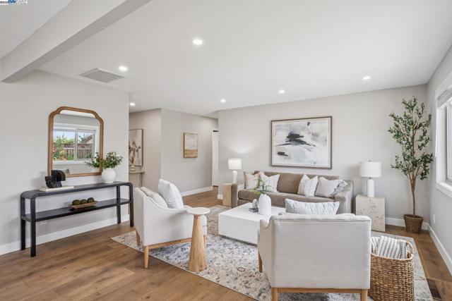 34709 Clover St, Union City CA: https://media.crmls.org/mediaz/5e4cec66-1d68-468f-a057-3733c7acd5b0.jpg