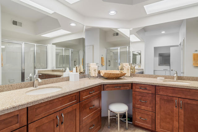 280 Vista Royale W Circle, Palm Desert CA: https://media.crmls.org/mediaz/5e4d5f9b-6987-44e0-adc4-7bd1cf439c9c.jpg