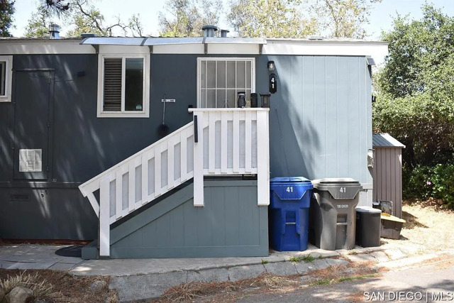 14595 Olde Highway 80, El Cajon CA: https://media.crmls.org/mediaz/5e4dc71d-3546-4d83-b384-6dbb8756021d.jpg