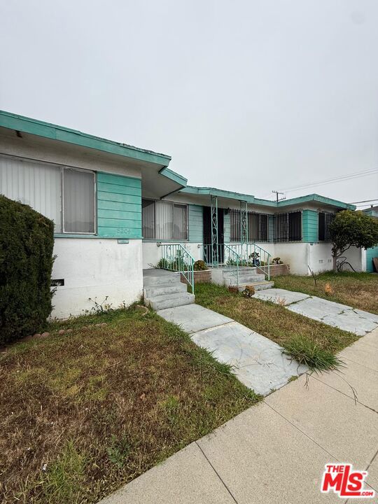 8204 S Harvard Boulevard, Los Angeles CA: https://media.crmls.org/mediaz/5e4e31f1-bd57-4678-89d7-a3dc66f29e3c.jpg