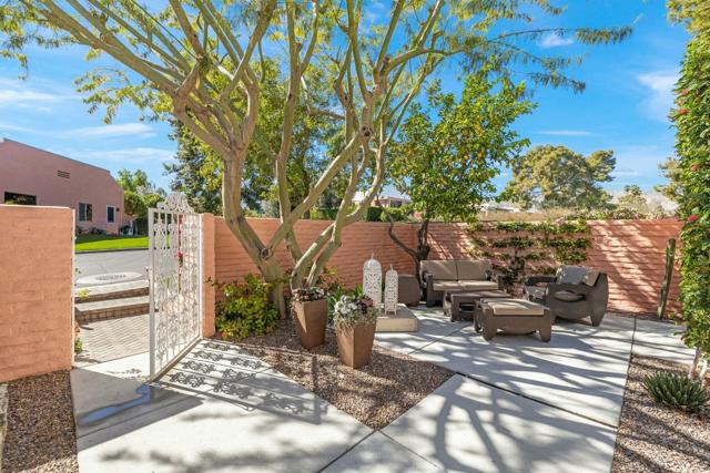 47360 Jadida Avenue, Palm Desert CA: https://media.crmls.org/mediaz/5e4f3431-8ead-409d-b696-8cbc21920858.jpg