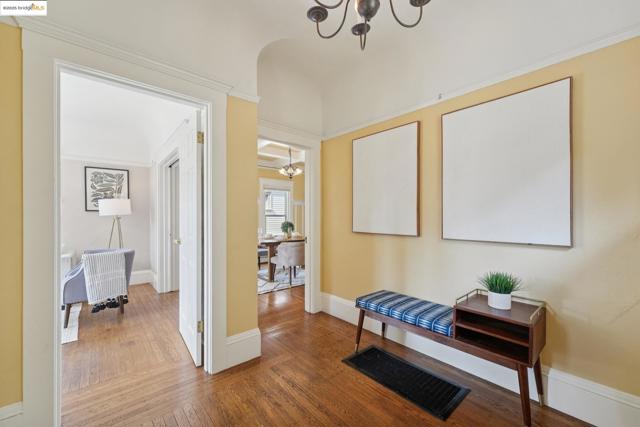 2002 Chestnut St, Oakland CA: https://media.crmls.org/mediaz/5e4f861c-45b0-4e98-ade8-cecd186bb80b.jpg