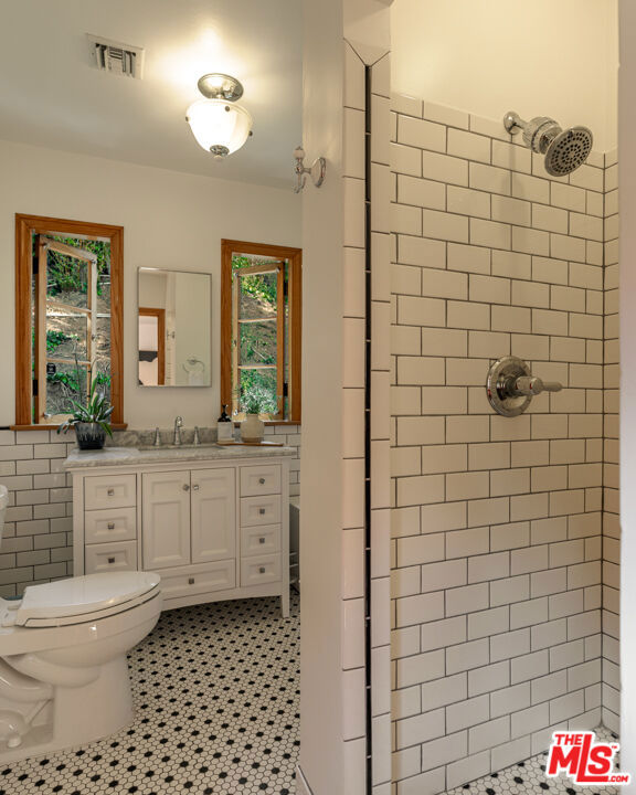 3105 Ledgewood Drive, Los Angeles CA: https://media.crmls.org/mediaz/5e4fa2dc-de96-41a5-bf3a-53e514e06ade.jpg