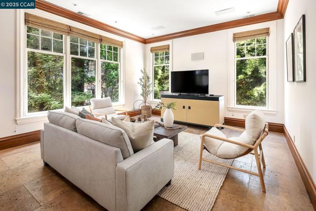 25 Crocker Ave, Piedmont CA: https://media.crmls.org/mediaz/5e4fc905-2953-437a-b9ec-4c89b6029577.jpg