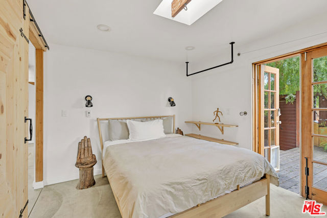 718 Vernon Avenue, Venice CA: https://media.crmls.org/mediaz/5e50eded-836e-4a2c-a3f9-60e822b90adf.jpg