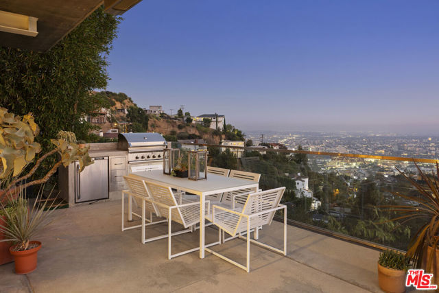 8804 Hollywood Boulevard, Los Angeles CA: https://media.crmls.org/mediaz/5e519bed-43d8-4cb8-9695-ec6b709cdebc.jpg