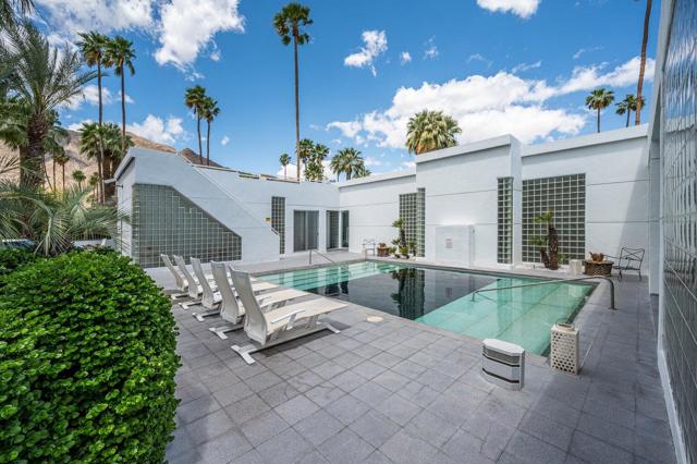 520 W ViA Lola, Palm Springs CA: https://media.crmls.org/mediaz/5e51c0fc-2d50-435e-a441-ed283fb36617.jpg
