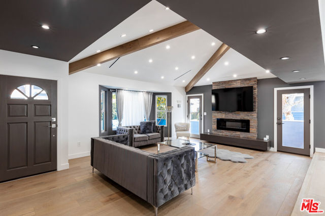 18721 Hatteras Street, Tarzana CA: https://media.crmls.org/mediaz/5e51ec63-3e09-4207-b9b7-46dbee29dc4e.jpg
