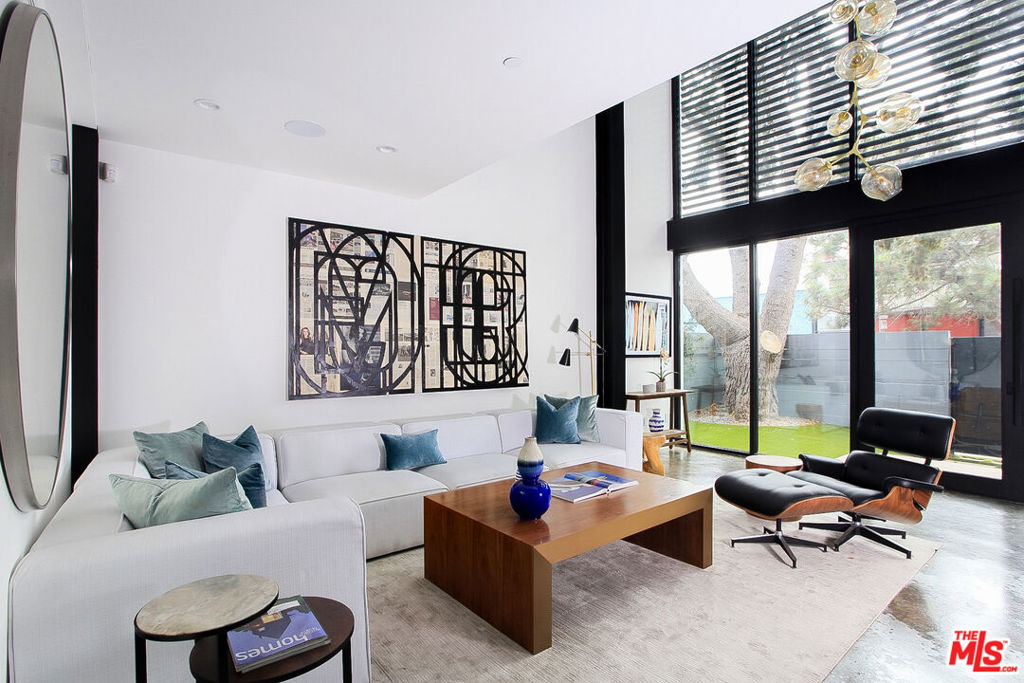305 Venice Way