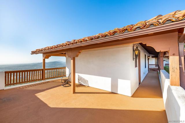 859 Cocos Dr, San Marcos CA: https://media.crmls.org/mediaz/5e537917-4fa6-43ef-aaaf-65319f62fd78.jpg