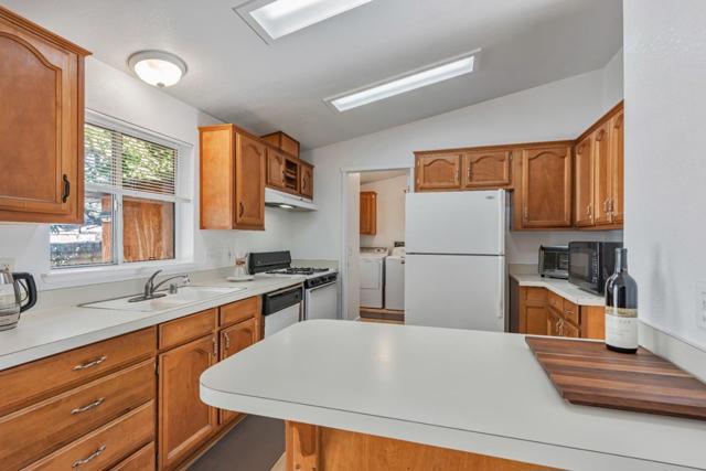 27950 Lancelot Court, Hayward CA: https://media.crmls.org/mediaz/5e53cefb-241d-4f19-8244-1b59fc5a1611.jpg