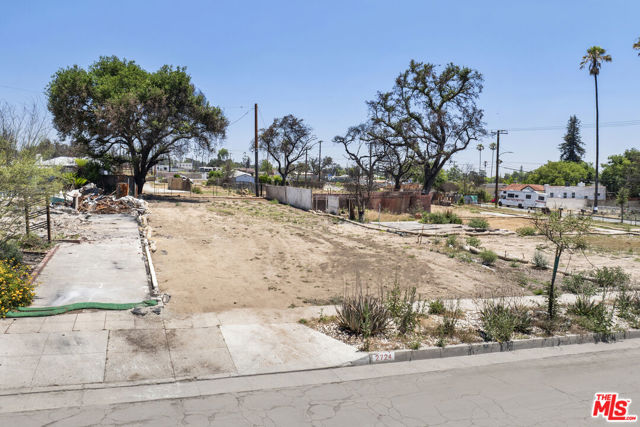2724 Glen Avenue, Altadena CA: https://media.crmls.org/mediaz/5e54eeb3-4969-4abb-a376-53fc035fa764.jpg