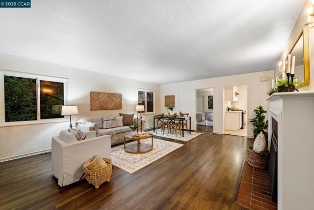 5810 Estates Dr, Oakland CA: https://media.crmls.org/mediaz/5e54ff73-72f0-4c4f-b112-8ba2246d8b3b.jpg