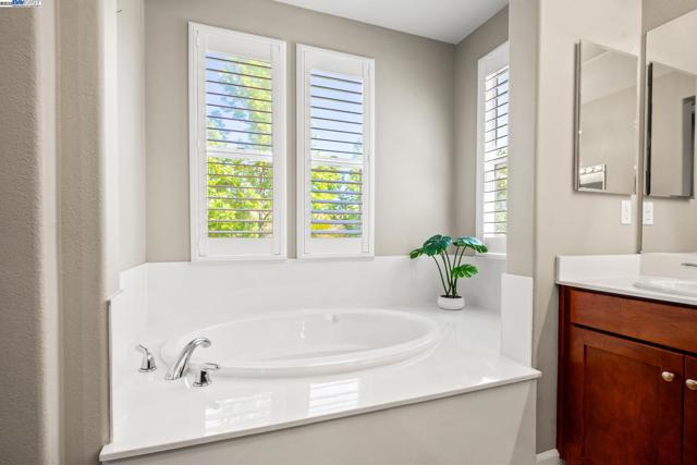 1736 Cottswald St, Danville CA: https://media.crmls.org/mediaz/5e55769b-2b9a-4c74-9464-247215f3f229.jpg