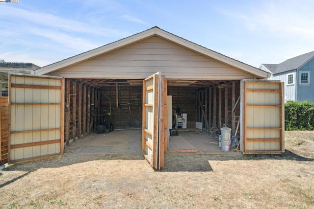 2200 Peach St, Pinole CA: https://media.crmls.org/mediaz/5e5599c7-4469-4fa9-9c01-592ed848c022.jpg