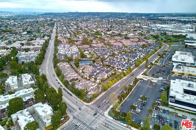 13078 Mindanao Way, Marina del Rey CA: https://media.crmls.org/mediaz/5e55a0c1-741e-43a0-89b0-ac8fafb311a3.jpg