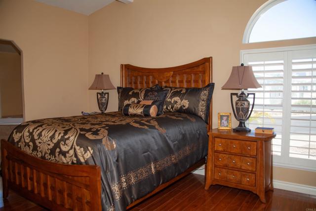 11851 Riverside Dr, Lakeside CA: https://media.crmls.org/mediaz/5e56d02c-bf69-49dd-9b33-ad466d4c9831.jpg