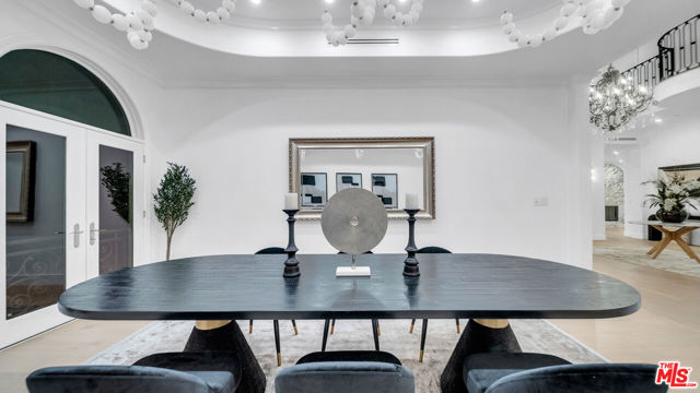 1447 San Ysidro Drive, Beverly Hills CA: https://media.crmls.org/mediaz/5e570e93-ed74-40a8-87e7-56f45d5943f6.jpg