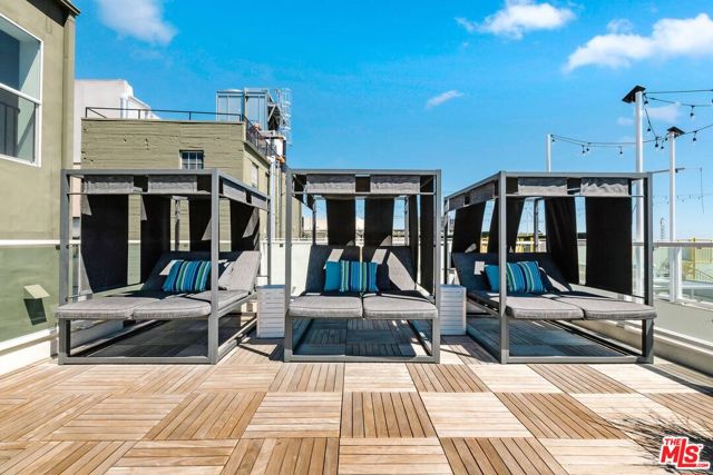 939 S Broadway, Los Angeles CA: https://media.crmls.org/mediaz/5e57ef19-5bf1-451f-80b1-0ec2b7bda848.jpg