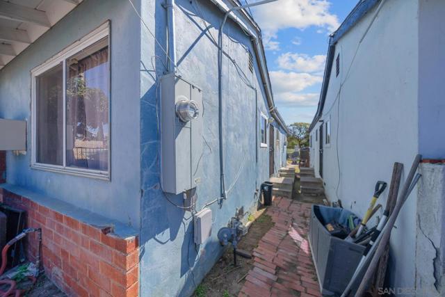 4015 Boston Ave, San Diego CA: https://media.crmls.org/mediaz/5e584837-ac6b-49e7-a437-898c38bd9652.jpg