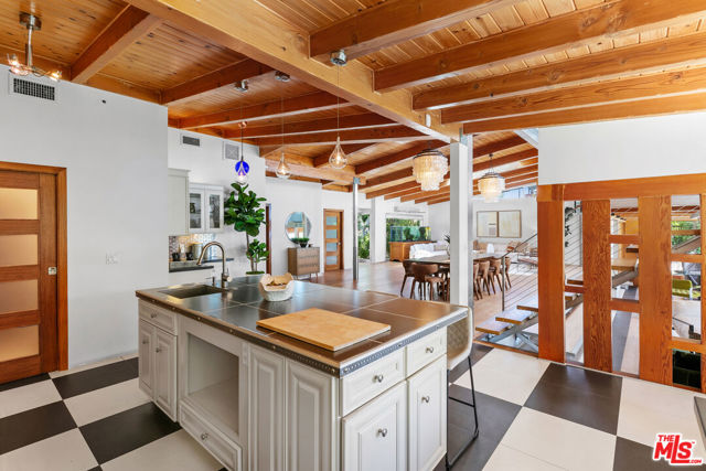 1470 N Tigertail Road, Los Angeles CA: https://media.crmls.org/mediaz/5e5a1d9d-7d1c-489f-bc48-ce61feeac83c.jpg