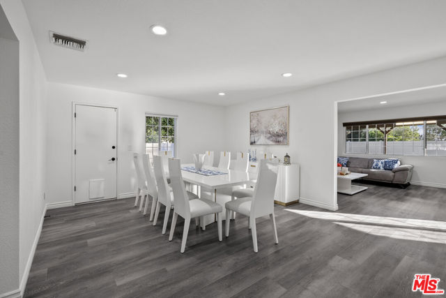 18352 Donmetz Street, Porter Ranch CA: https://media.crmls.org/mediaz/5e5aaa61-882e-4f32-aca0-585deb9a46e0.jpg