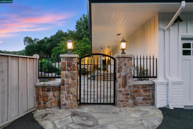 3363 Springhill Rd, Lafayette CA: https://media.crmls.org/mediaz/5e5ae5c5-a148-4eef-9bad-7506168cc411.jpg